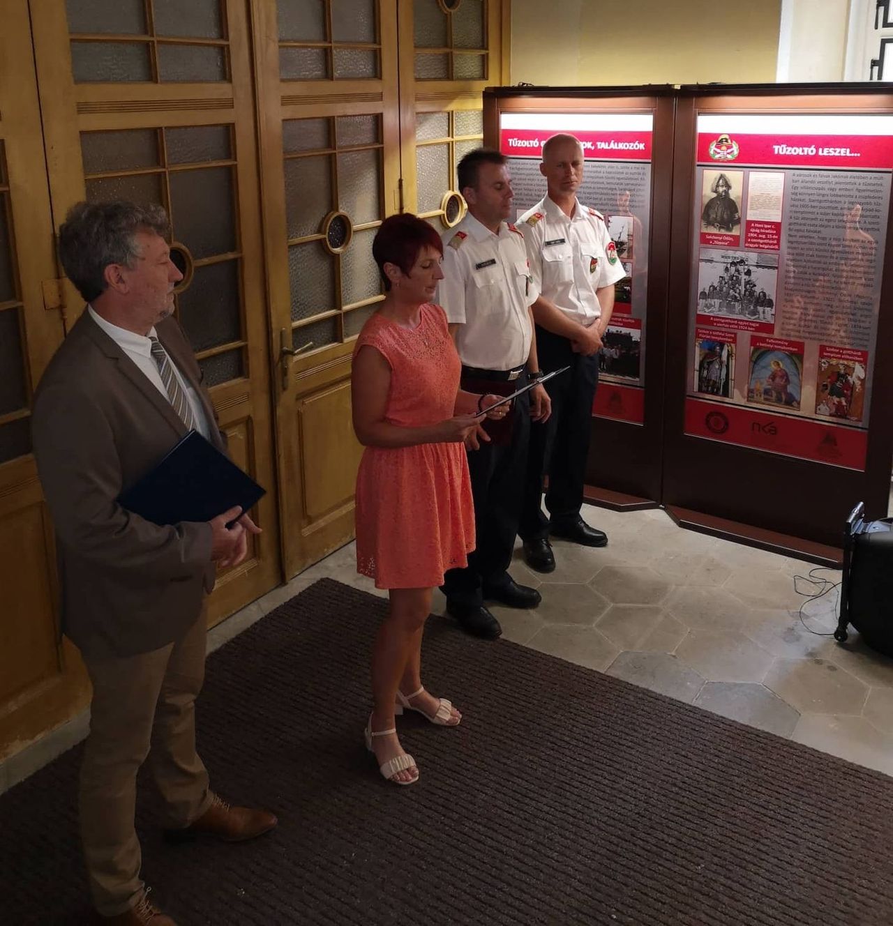 Tűzoltó kiállítás megnyitó a szentgotthárdi Polgármesteri Hivatal előcsarnokában