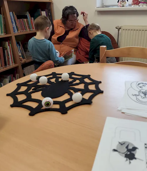 🎃 Halloweeni hangulatban a Tótfalusi Fiókkönyvtár