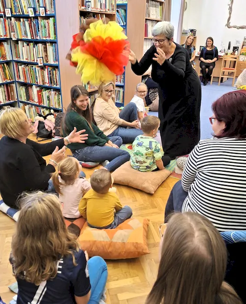 „Mese, mese, meskete, aranyszálon húzlak le” – Könyves Vasárnap a Gyerekkönyvtárban